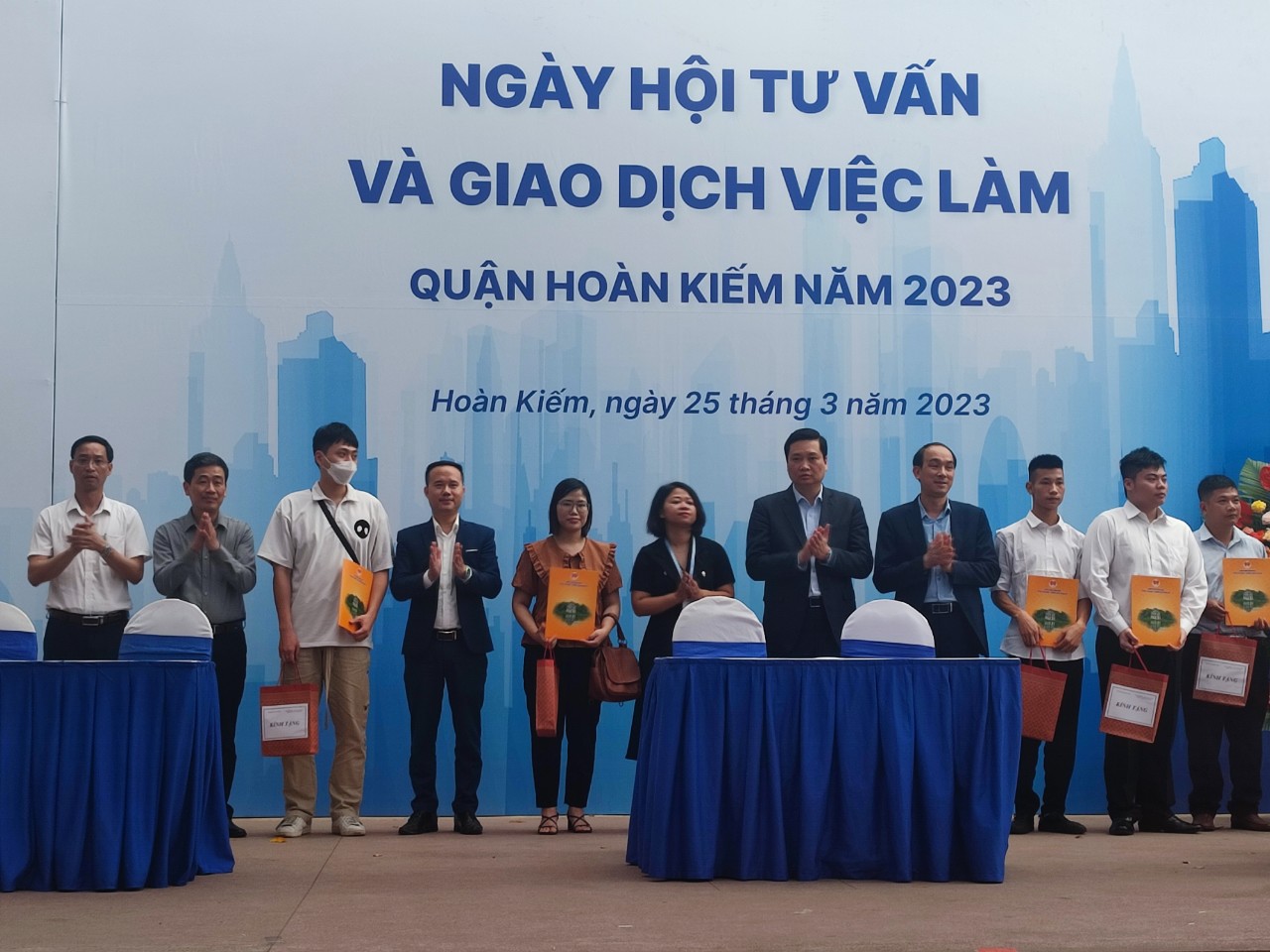 Sôi nổi trong ngày hội tư vấn và giao dịch việc làm tại quận Hoàn Kiếm năm 2023